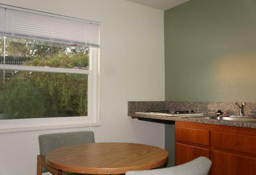 带大床的标准间, Lake Marina Inn