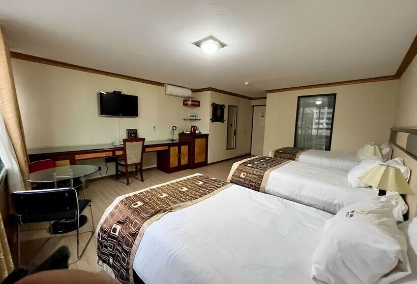 اتاق استاندارد سه نفره, Oro Inn