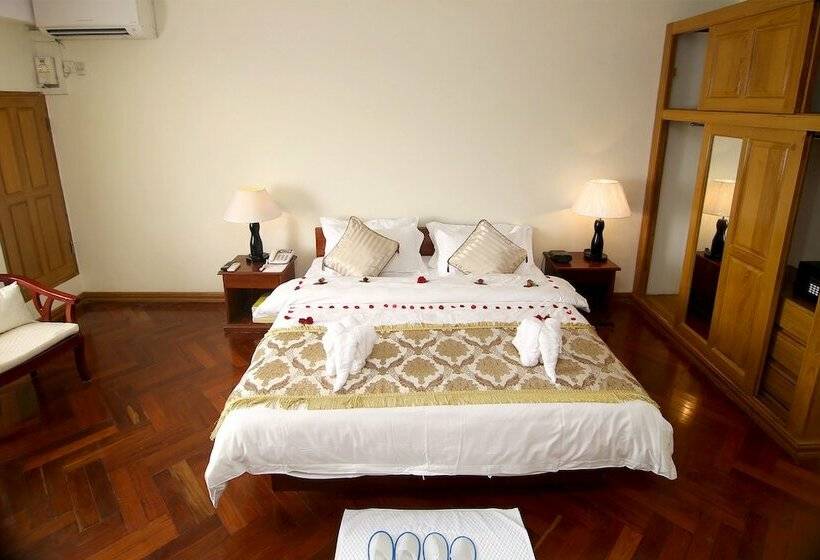 Deluxe Kamer, Shwe Htee