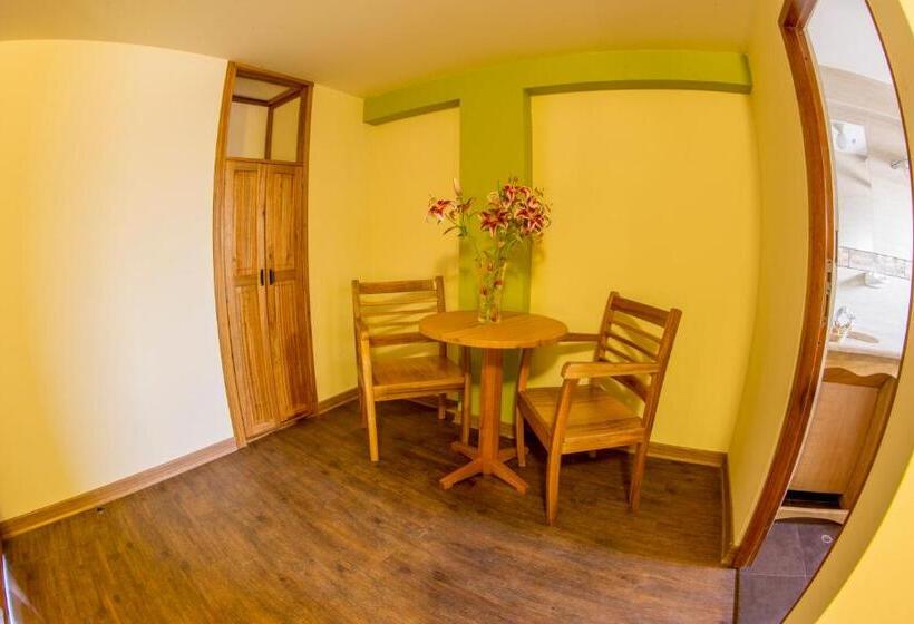 חדר משפחתי, Suiza Peruana