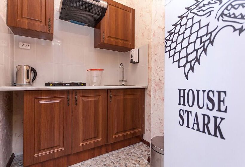 اتاق اکونومی, Winterfell On Smolenskaya