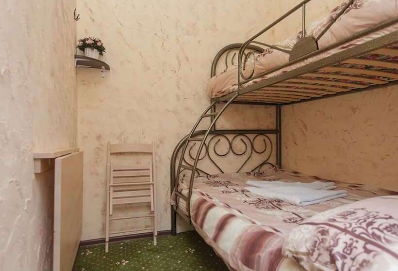 اتاق اکونومی, Winterfell On Smolenskaya