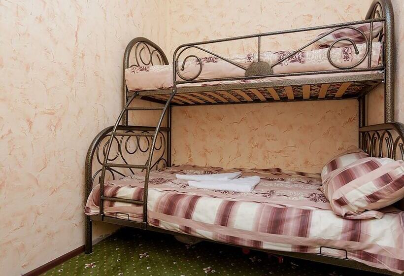 اتاق اکونومی, Winterfell On Smolenskaya