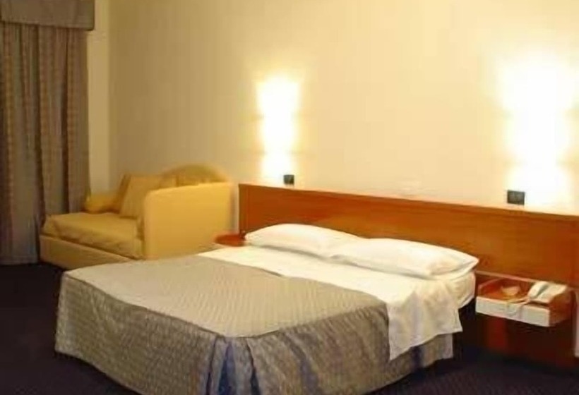 スタンダードトリプルルーム, Elefante Bianco