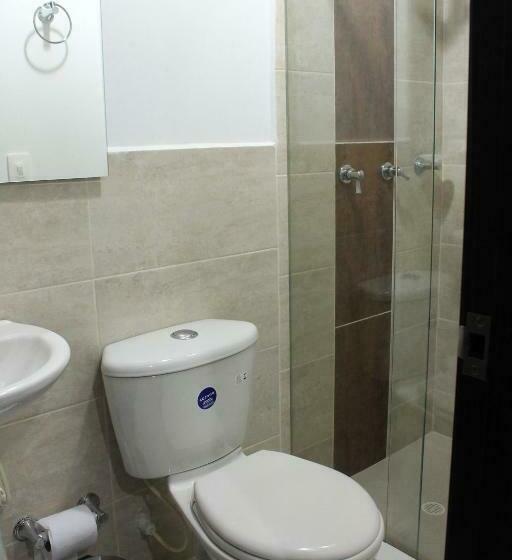 غرفة قياسية ثلاثية, Guadalupe Plaza