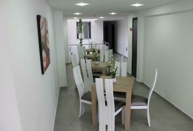 غرفة قياسية ثلاثية, Guadalupe Plaza