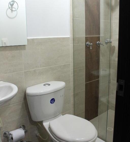 غرفة عائلية, Guadalupe Plaza