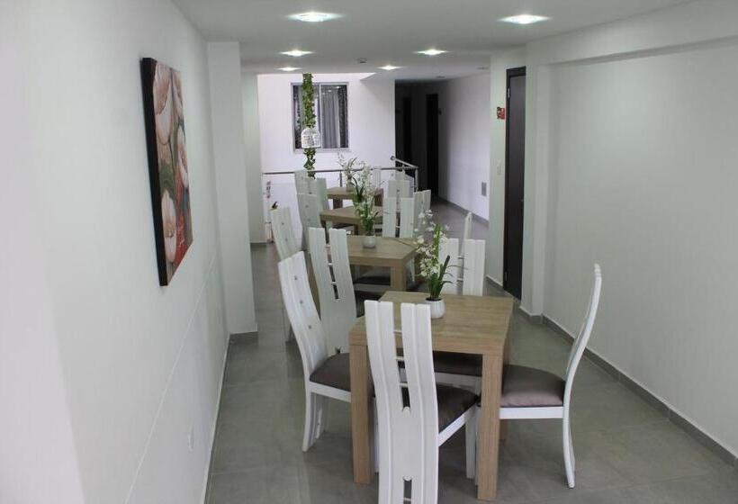 غرفة عائلية, Guadalupe Plaza