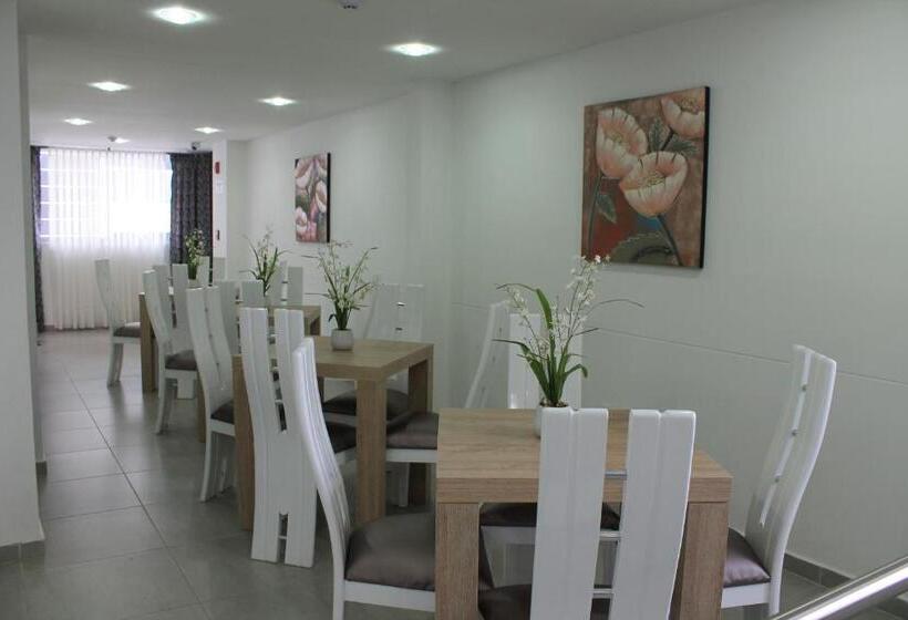 غرفة عائلية, Guadalupe Plaza