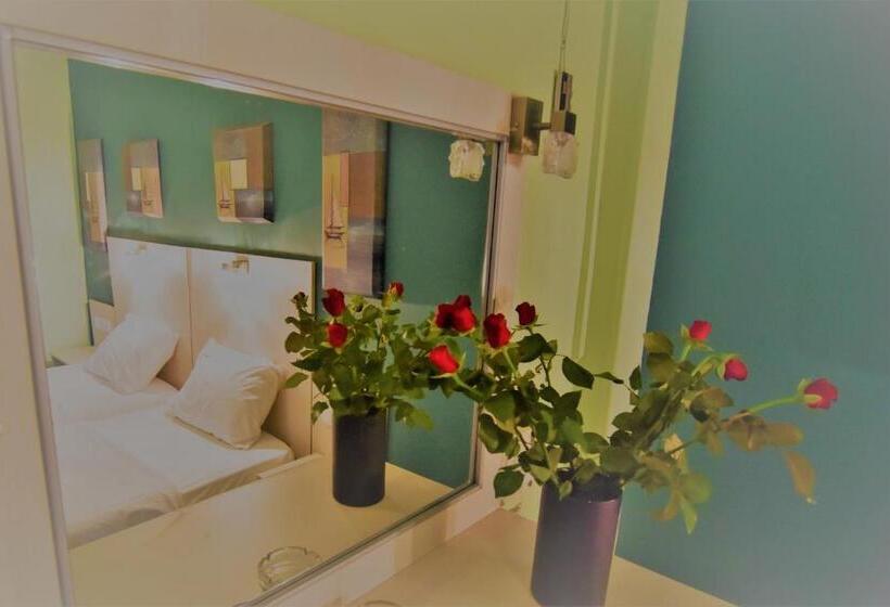 חדר סטנדרט לשלושה, Iridanos