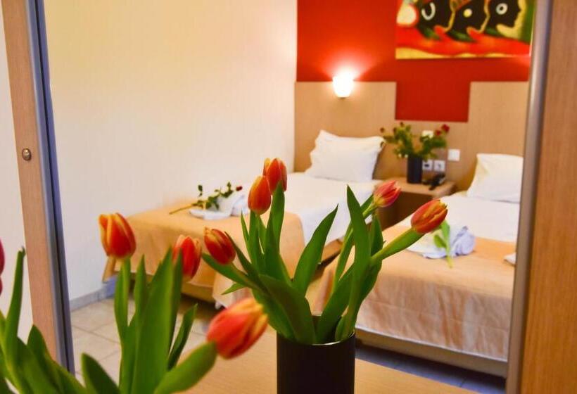 חדר סטנדרט לשלושה, Iridanos