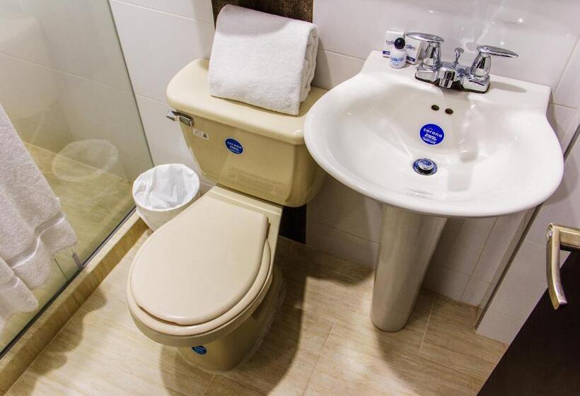 חדר סטנדרט לשלושה, La Ciudad