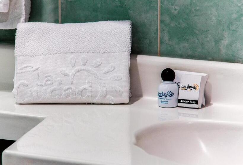 סטודיו דלוקס, La Ciudad