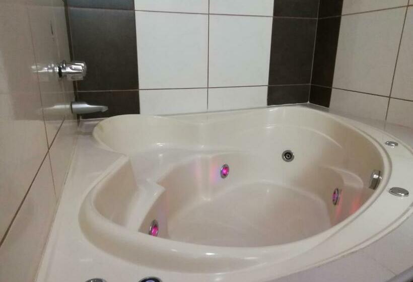 Люкс с гидромассажем, Madison Suite