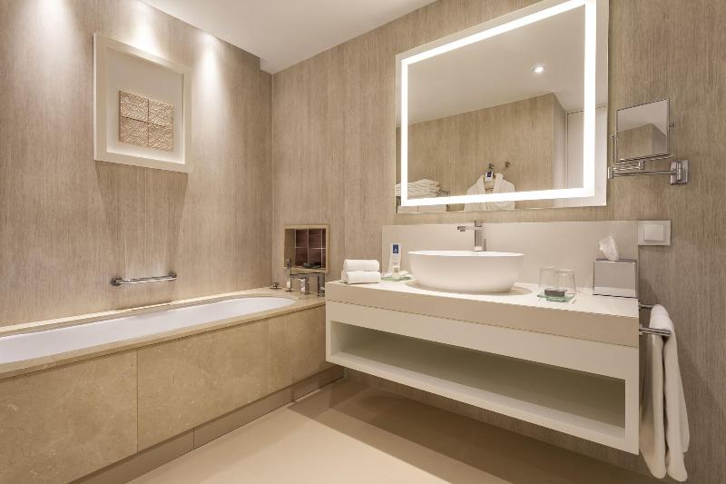 Полулюкс Вид на Бассейн, Pine Cliffs Ocean Suites, A Luxury Collection Resort & Spa, Algarve