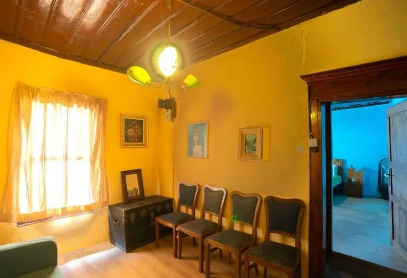 اتاق خانوادگی با سرویس بهداشتی مشترک, Theatre Old Town House