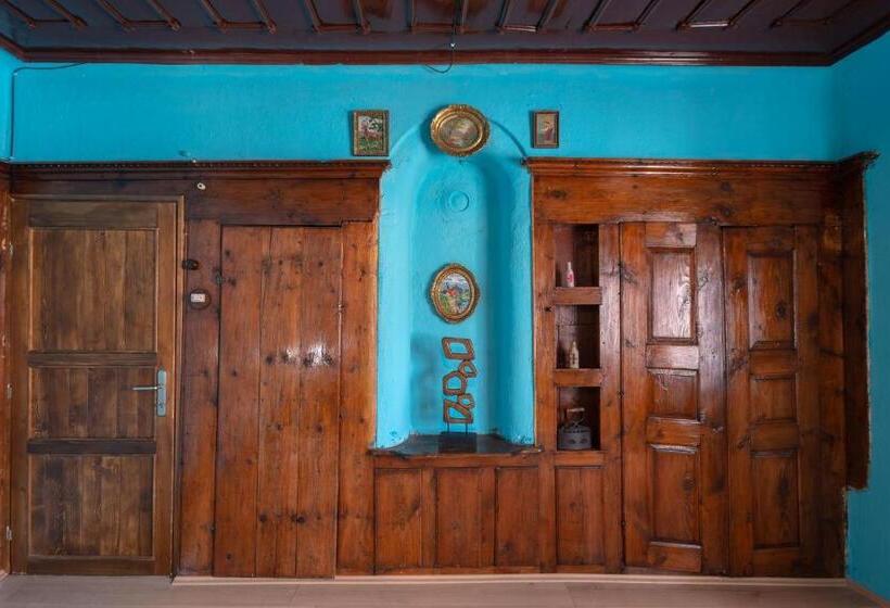 اتاق خانوادگی با سرویس بهداشتی مشترک, Theatre Old Town House