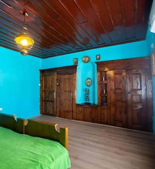 اتاق خانوادگی با سرویس بهداشتی مشترک, Theatre Old Town House