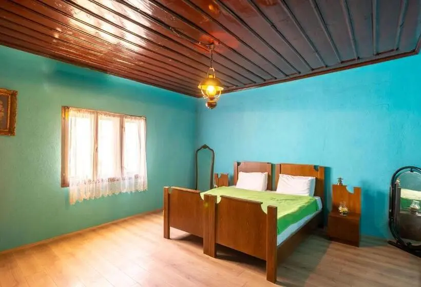 اتاق خانوادگی با سرویس بهداشتی مشترک, Theatre Old Town House