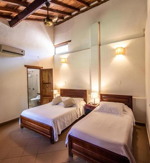 غرفة قياسية ثلاثية, La Casa Amarilla