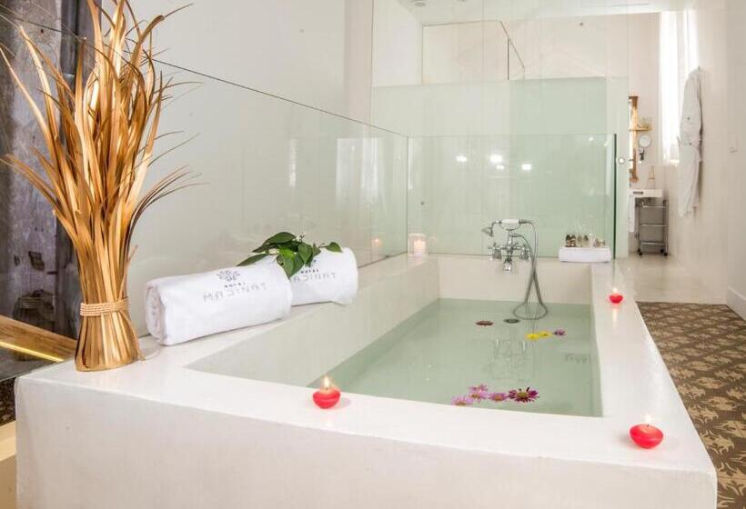 Suit Deluxe, Madinat