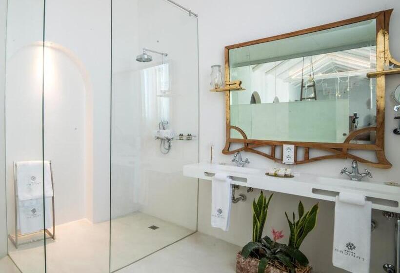 Suit Deluxe, Madinat