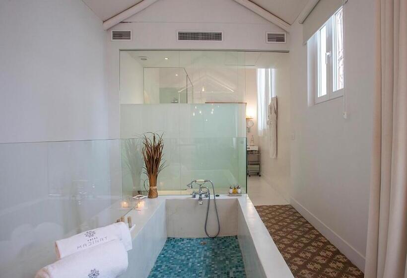 Suit Deluxe, Madinat