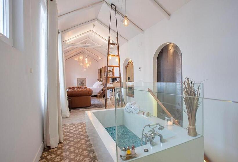 Suit Deluxe, Madinat