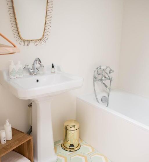 ３ベッドルームアパートメント, Marnie Et Mister H