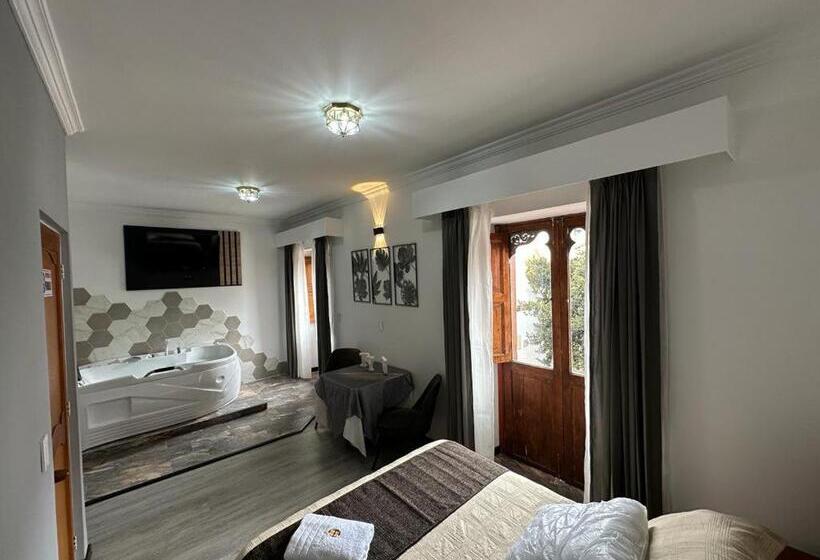 سوییت, San Ignacio Plaza