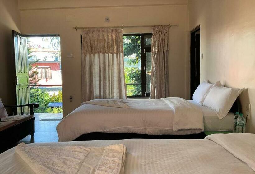 اتاق استاندارد سه نفره, Trekkers Lodge