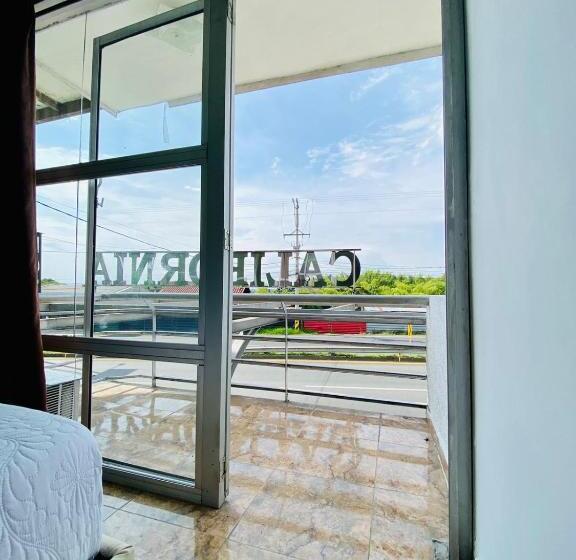 Четырехместный Номер Стандарт, West California