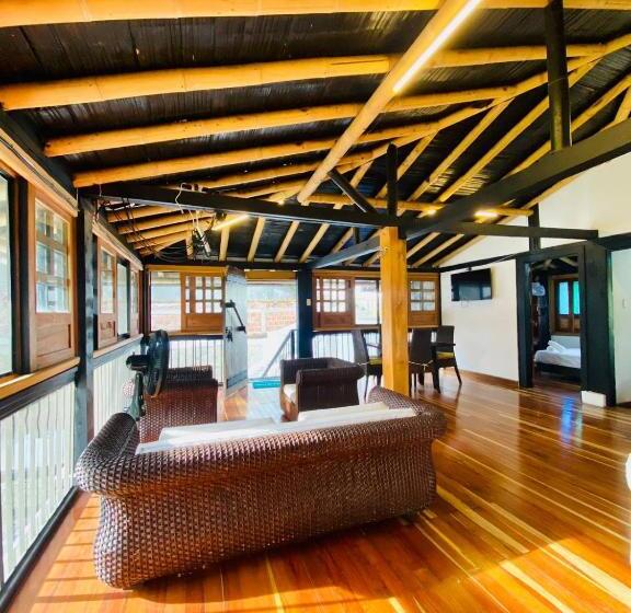 Дом 4 Спальни, West California