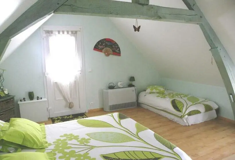 庭の見えるスタンダードトリプルルーム, Chambres D Hôtes La Quèrière