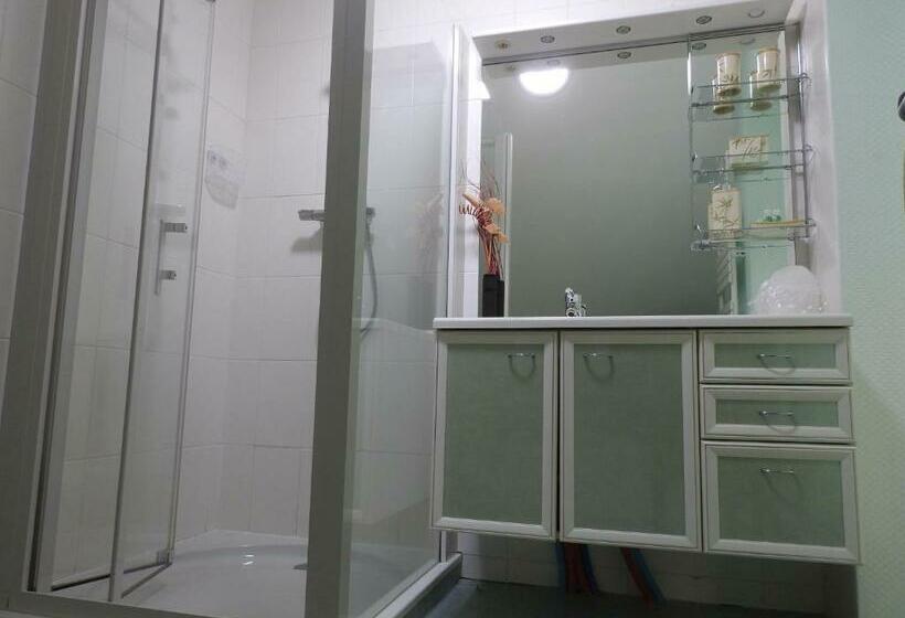 חדר סטנדרט לשלושה עם נוף לגינה, Chambres D Hôtes La Quèrière