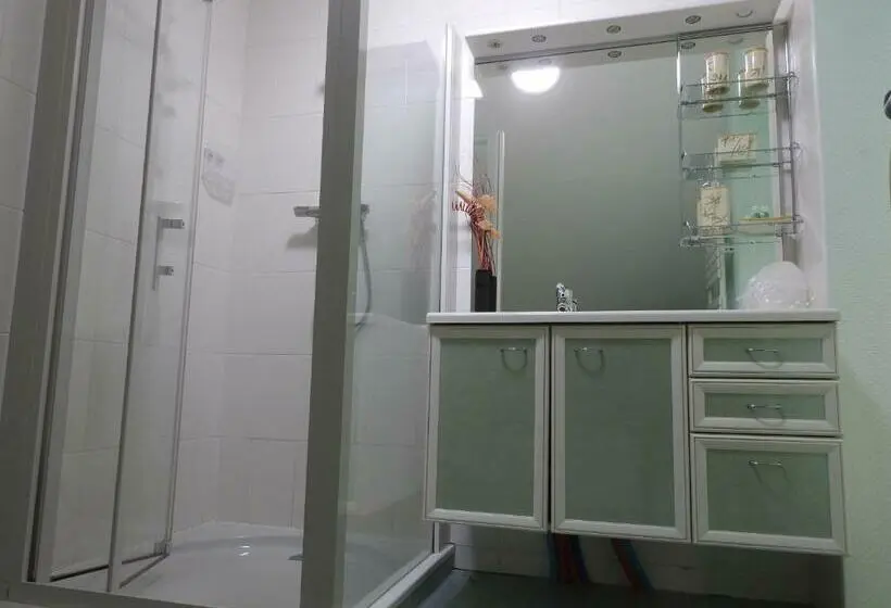 庭の見えるスタンダードトリプルルーム, Chambres D Hôtes La Quèrière