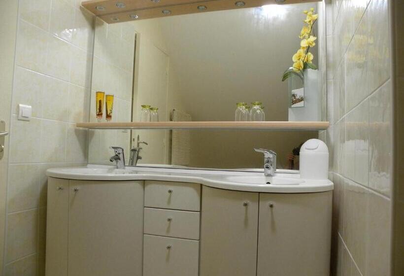 חדר משפחתי נוף לגינה, Chambres D Hôtes La Quèrière