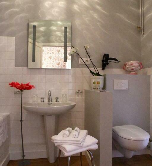 غرفة قياسية, Château De La Giraudière