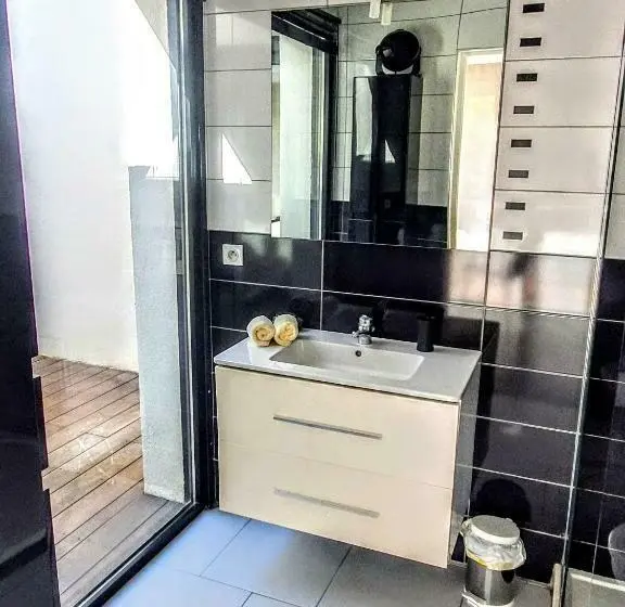 Standard-huone Puutarhanäkymä, La Villa Blanche
