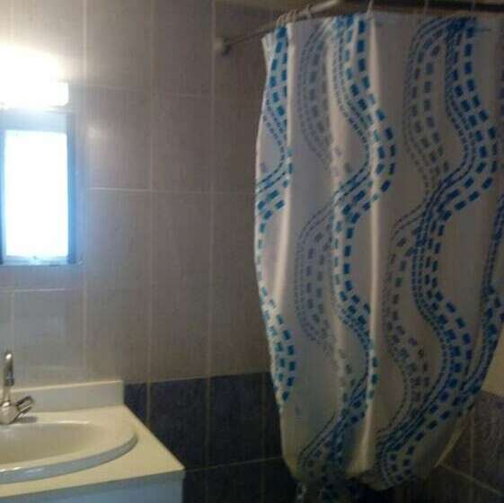 חדר סטנדרט לשלושה, L 'acropole