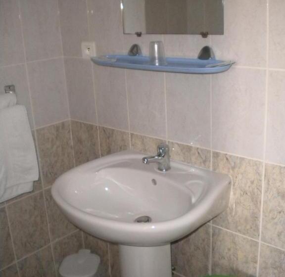 חדר סטנדרט לשלושה, L 'acropole