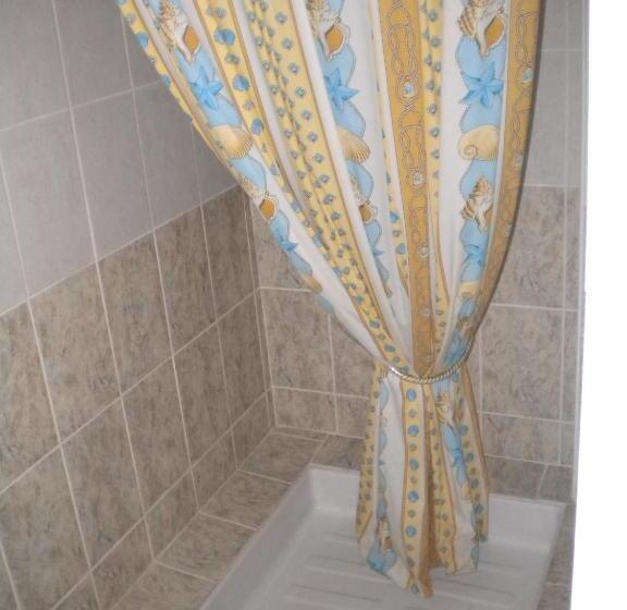 חדר סטנדרט לשלושה, L 'acropole