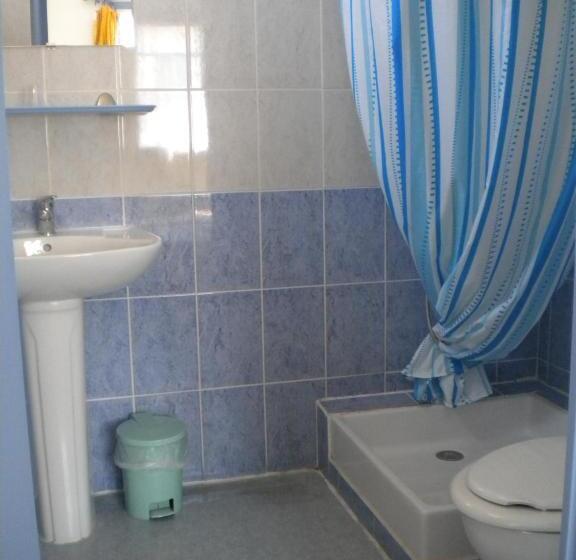 חדר קומפורט לשלושה, L 'acropole