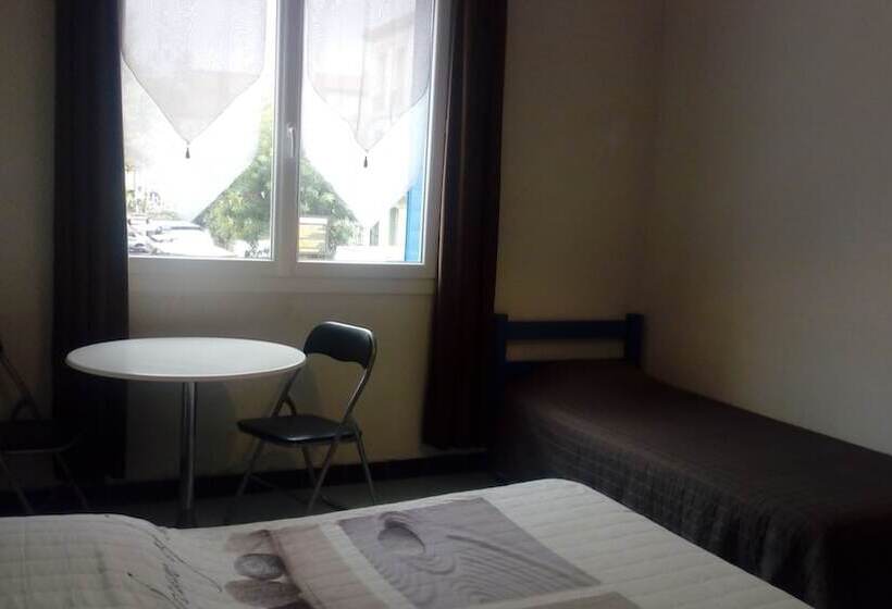 חדר קומפורט לשלושה, L 'acropole