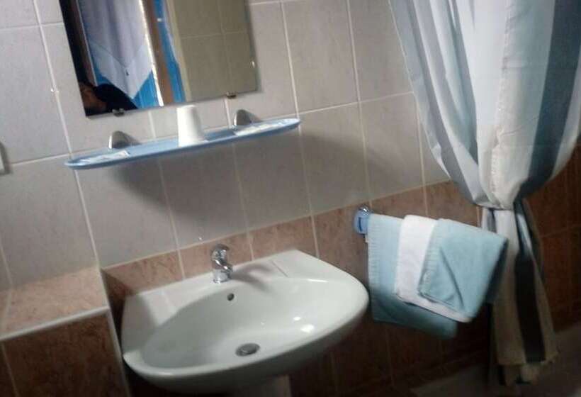 غرفة قياسية رباعية, L 'acropole