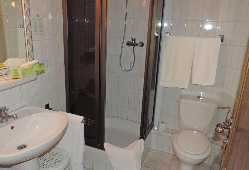 标准三人间, Restaurant Cristal