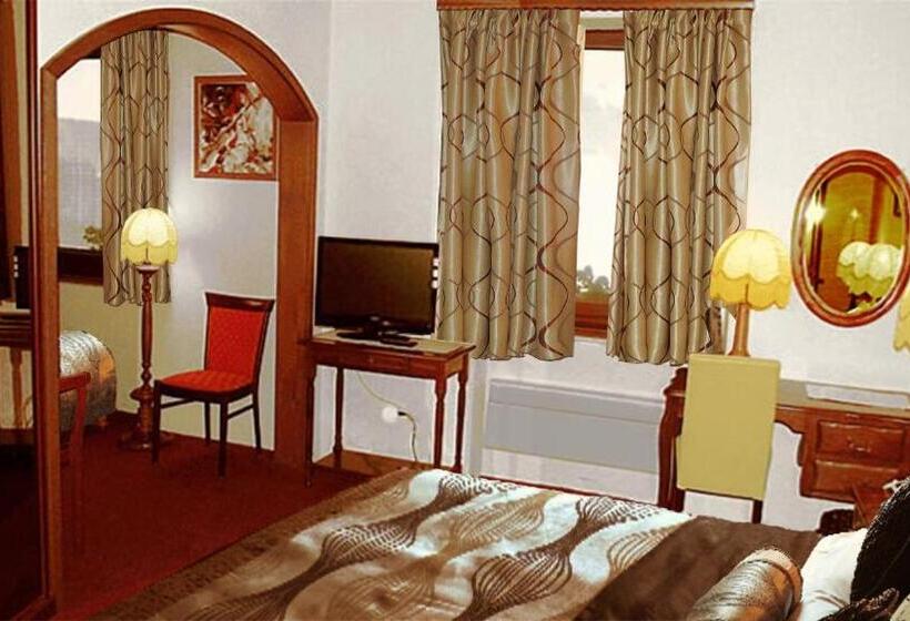 标准三人间, Restaurant Cristal