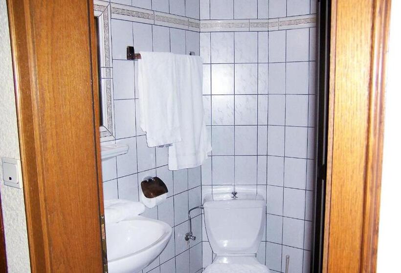 标准三人间, Restaurant Cristal