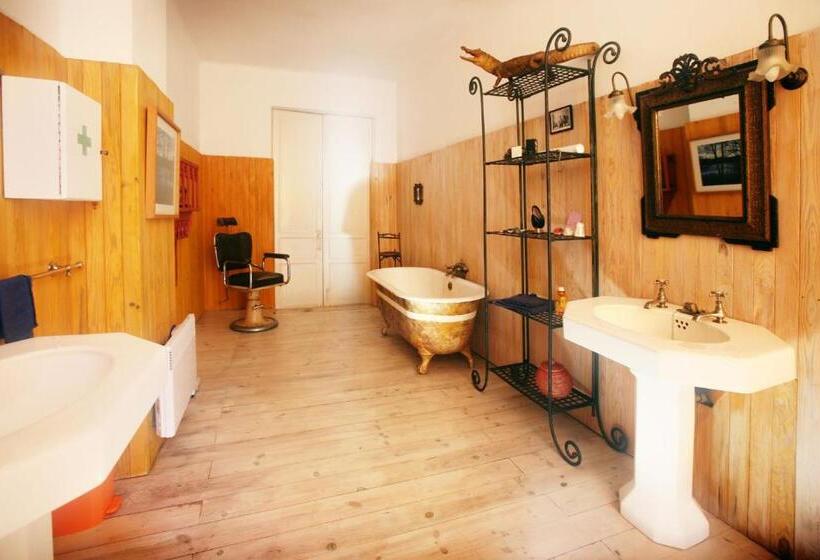 バスルーム共有のトリプルスタンダード, La Maison Du Pont Vieux