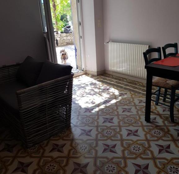 דירת חדר, La Pastorale